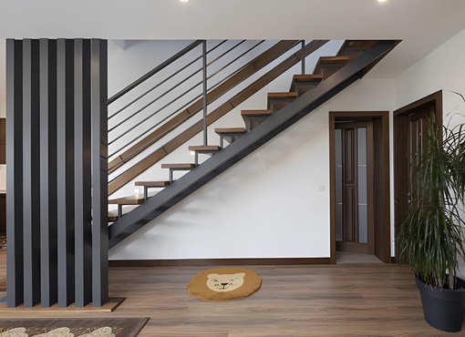 Нормы и ГОСТ: ключевые размеры, уклон и перила для безопасной лестницы в частном доме