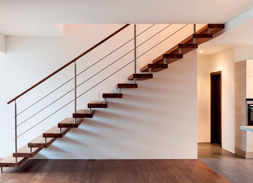 Парящие ступени: требования к стенам и креплению, чтобы сделать лёгкий визуальный эффект безопасным