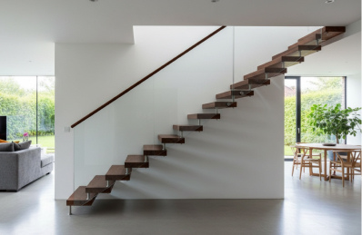 Парящие ступени: требования к стенам и креплению, чтобы сделать лёгкий визуальный эффект безопасным