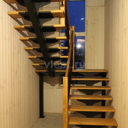 Лестница П-образная с площадкой на монокосоуре Mono Style Кармэль