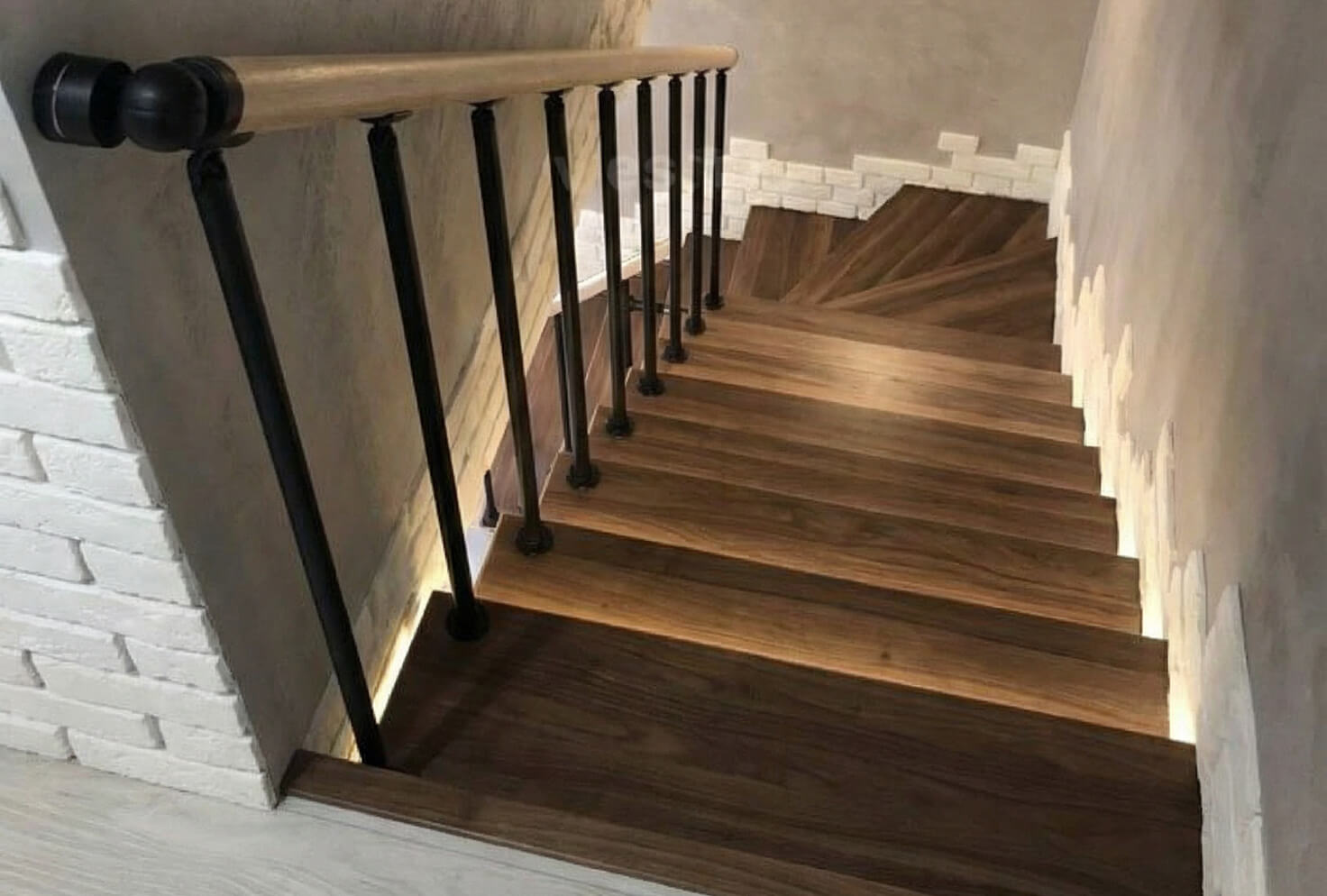 Как выбрать лестницу на переход между вторым и третьим этажами дома