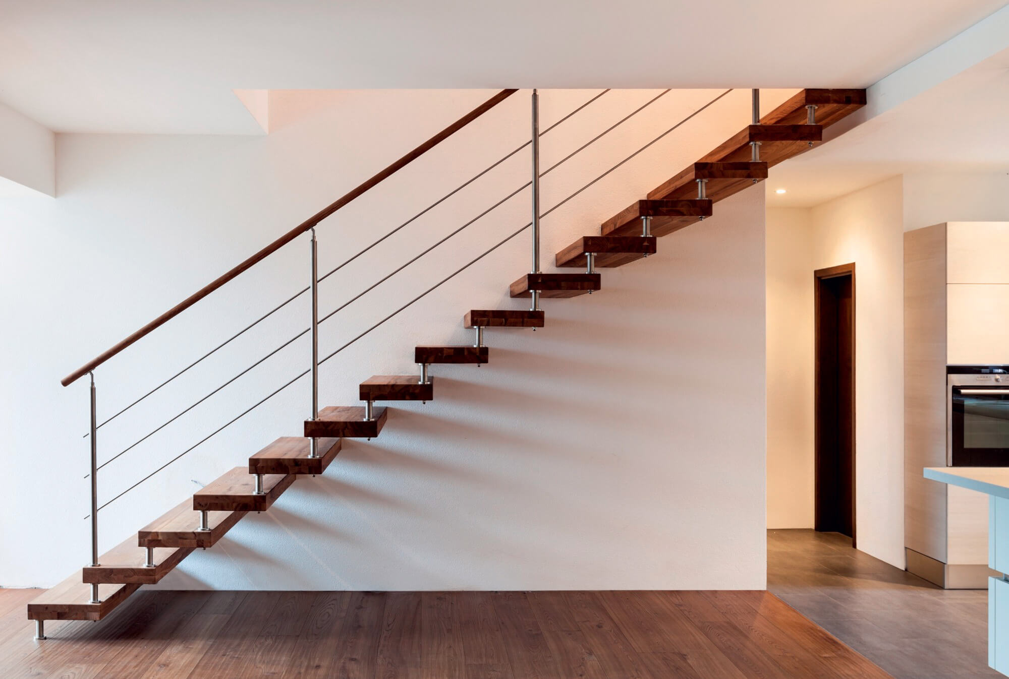 Парящие ступени: требования к стенам и креплению, чтобы сделать лёгкий визуальный эффект безопасным