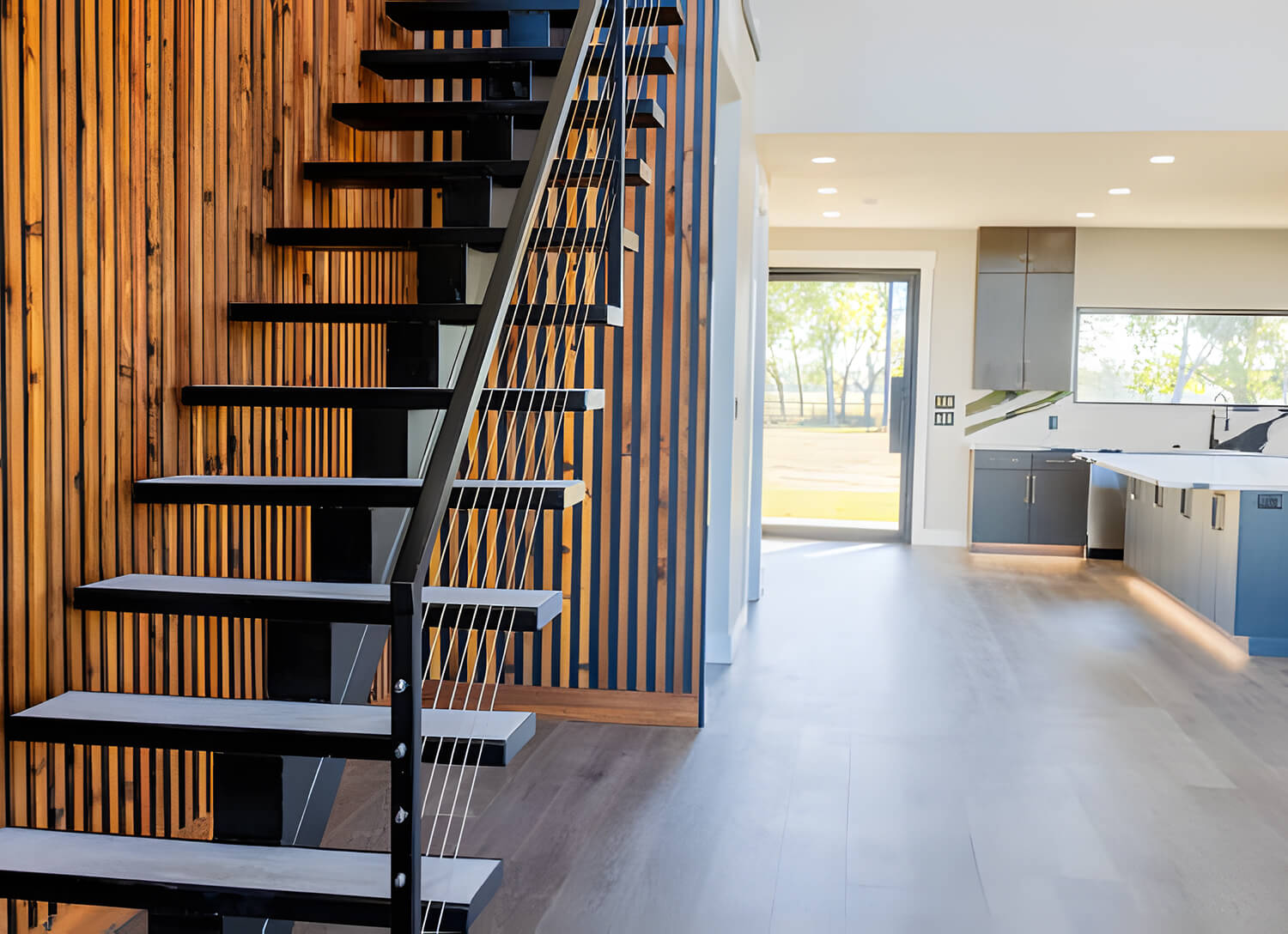 Тихая лестница на металлокаркасе: как убрать скрипы и вибрации на этапе проекта и монтажа