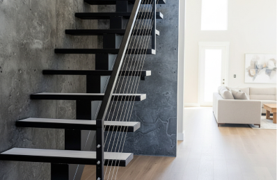 Тихая лестница на металлокаркасе: как убрать скрипы и вибрации на этапе проекта и монтажа