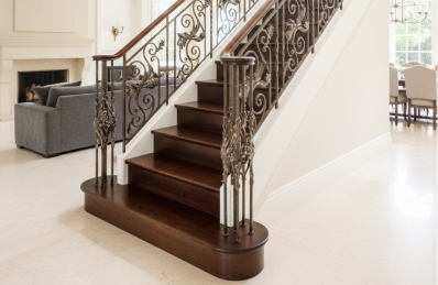 Живая графика металла: кованое ограждение как акцент интерьера